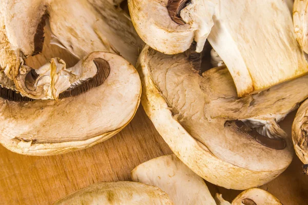 Deliciosos cogumelos Agraicus crus em fundo de madeira — Fotografia de Stock