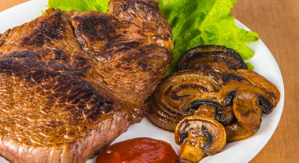 Gekookte heerlijke gegrilde steak barbecue — Stockfoto