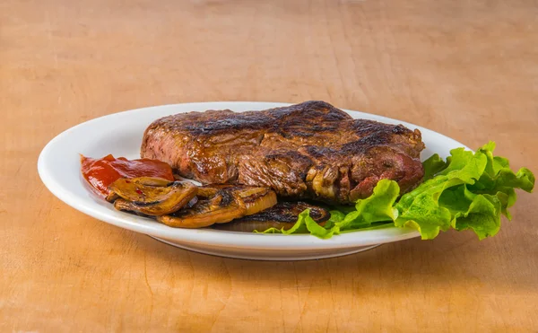 Cottura delizioso barbecue bistecca alla griglia — Foto Stock