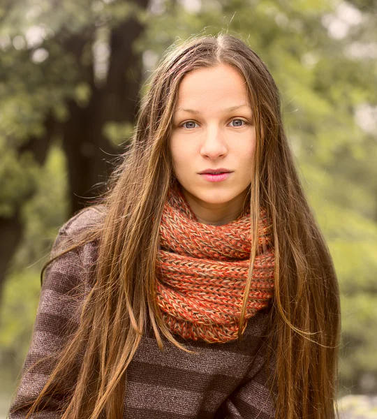 Junge schöne Frau im Freien Porträt — Stockfoto