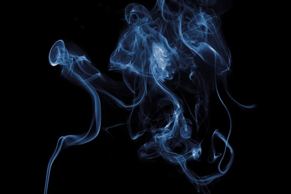Καπνό που απομονώνονται σε μαύρο — Φωτογραφία Αρχείου