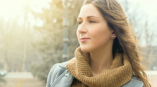 Joven hermosa mujer al aire libre retrato Fotos De Stock Sin Royalties Gratis