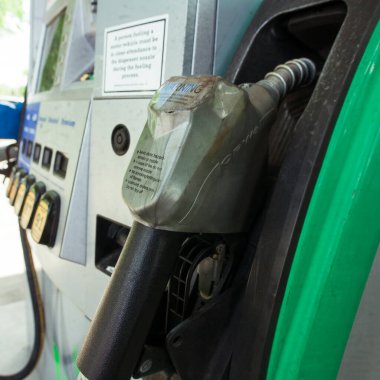 Benzin istasyonunda araba şarj ediliyor.