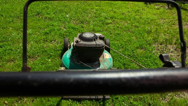 남자가 호스로 잔디깎는 기계를 — 스톡 사진