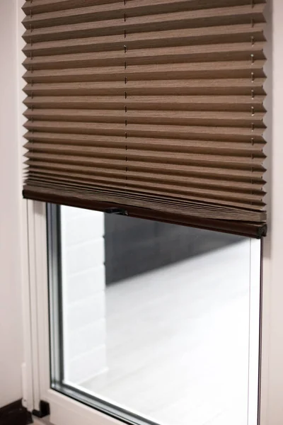 科西弗勒百叶窗上有一个20毫米的折叠式小百叶窗 褐色的底色从上至下的家庭色调 奢侈无绳百叶窗 — 图库照片