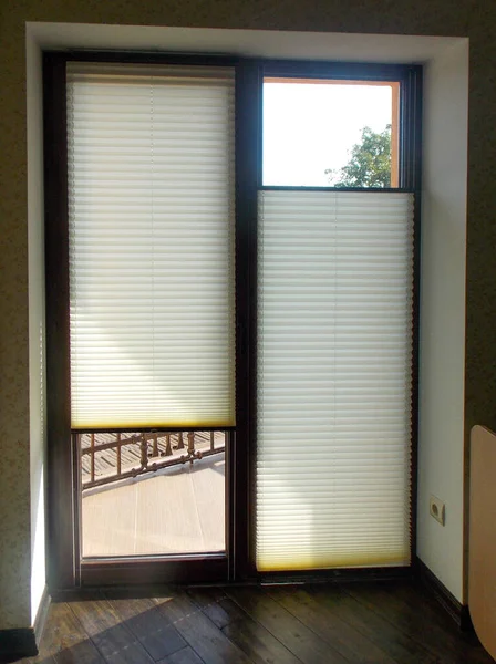 在一个私人住宅的阳台门上 请闭上百叶窗 无绳褶皱的阴影 公寓窗户上自上而下的现代手机隐形眼镜 — 图库照片
