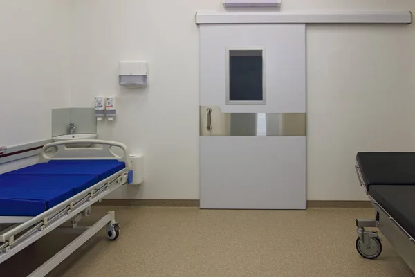 病院の部屋だ 薬や病気の治療の概念 空の病院ベッド付き病院病棟 — ストック写真