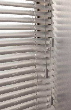 Alüminyum panjurlar. Metalden yapılmış. Venedik perdeleri pencereyi kapatıyor. Gümüş rengi. Güneşli bir günde kapalı yatay panjurlar.