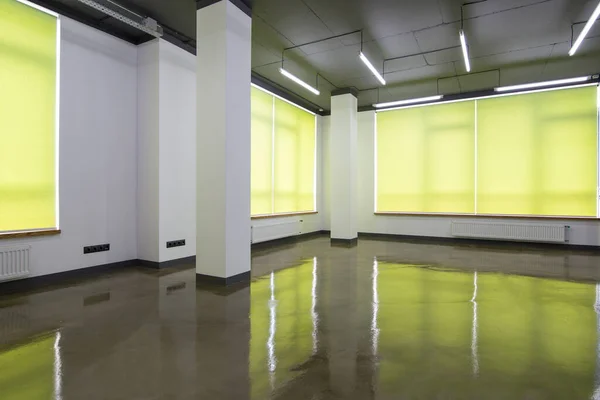 Paten perdeleri iç taraftaki pencereye yakın çekim yapıyor. Büyük pencereler için paten gözlüğü. Ofis için otomatik perdeler. Yeşil renk, tek renkli malzeme. Pencere kapakları.