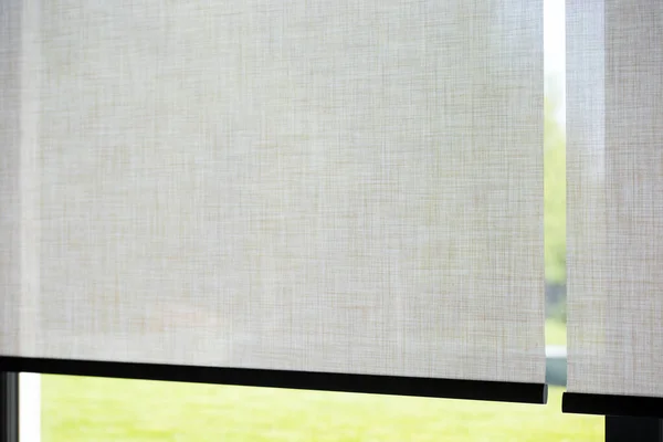 Paten perdeleri iç taraftaki pencereye yakın çekim yapıyor. Büyük pencereler için paten gözlüğü. Ev otomasyonu için elektrikli perdeler. Keten kumaş. En iyi pencere kaplamaları.