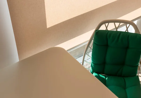 Кресло Зелеными Подушками Кухне Возле Окна Роликовыми Жалюзи Шторы Большом — стоковое фото