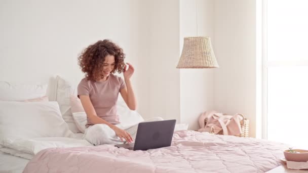 Jovem mulher usando computador conversando — Vídeo de Stock