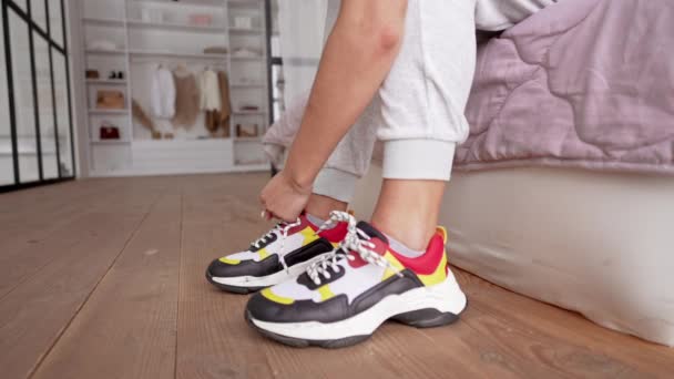 Onherkenbaar persoon voeten met heldere sport sneakers — Stockvideo
