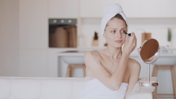 Maquillaje femenino poner cosméticos en la cara — Vídeos de Stock