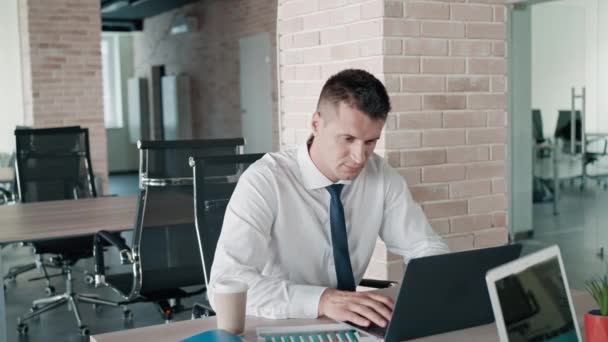 Mujer y hombre mirando gráficos en la computadora — Vídeo de stock