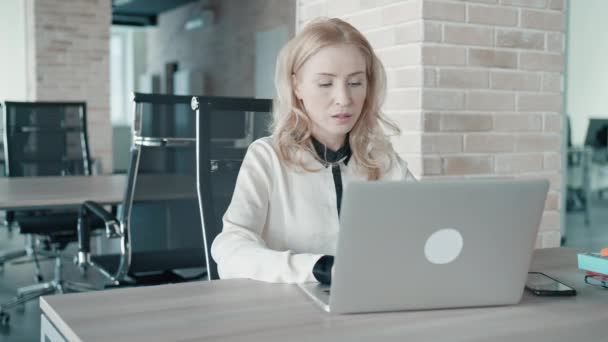 Напружена і роздратована бізнес-леді на роботі — стокове відео