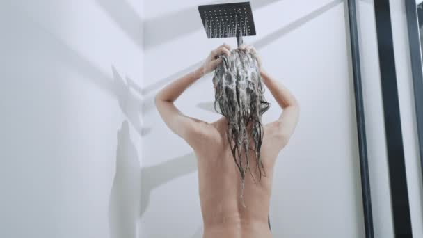 Zpět pohled žena pomocí šamponu ve vaně — Stock video