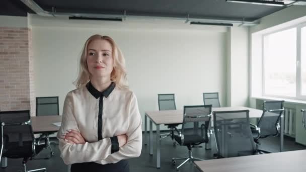 Zakenvrouw op zoek naar collega — Stockvideo