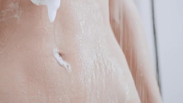 एथलेटिक शरीर वाली महिला स्नान करती है — स्टॉक वीडियो