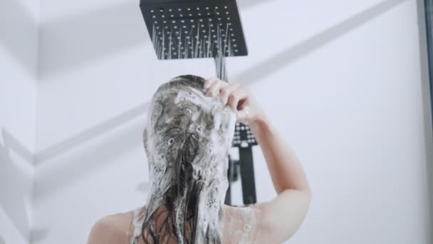 Kobieta pod prysznicem w łazience — Wideo stockowe