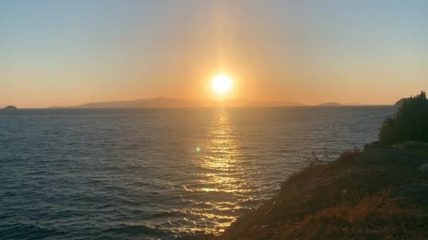 Espetacular paisagem aquática ao pôr do sol — Vídeo de Stock