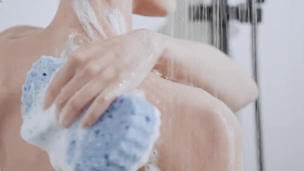 Žena držící houbu pro tělo ve sprchovací kabině — Stock video