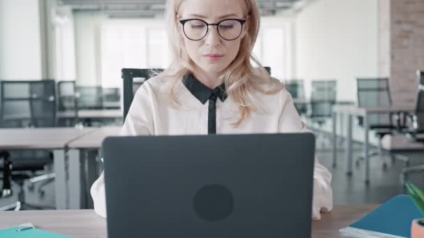 Gerente con exceso de trabajo en el lugar de trabajo — Vídeos de Stock