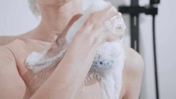 Zbliżenie szczegóły kobieta biorąc kąpiel z prysznicem gąbka — Wideo stockowe
