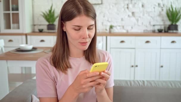 Femenino usando móvil en apartamento — Vídeos de Stock