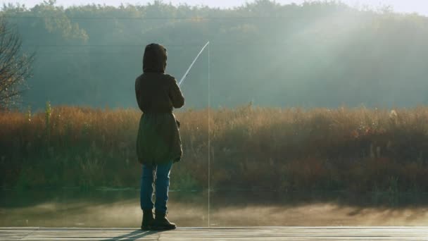 Mujer disfrutar de hobby en la orilla del río — Vídeos de Stock