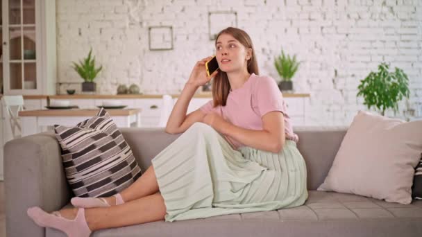 Wanita pirang menggunakan smartphone chatting di dalam ruangan — Stok Video