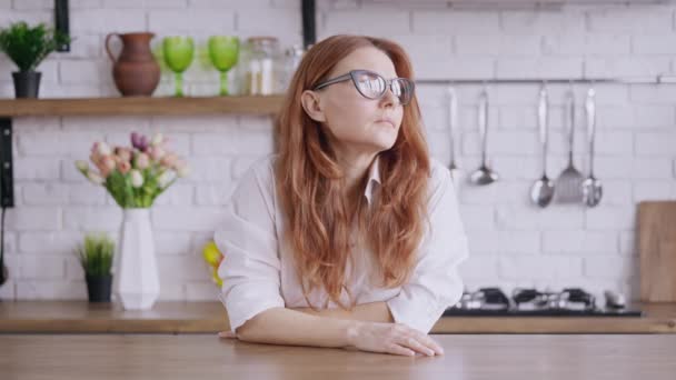 Close up red haired female in apartment — Vídeos de Stock