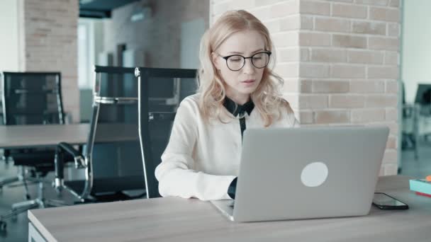 Manager sovraccarico di lavoro sul posto di lavoro — Video Stock