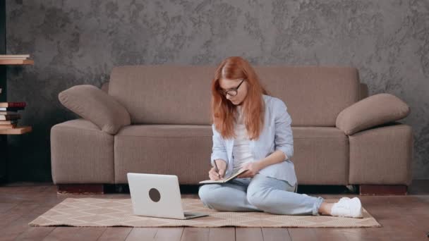 Red headed woman working at home — Vídeo de Stock