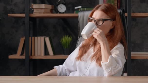 Éxito femenino saborear café en casa — Vídeos de Stock