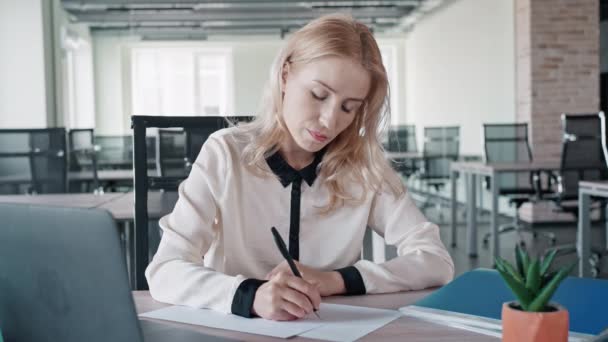 Жінка пише повідомлення на робочому місці — стокове відео