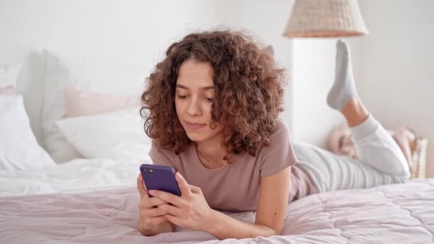 Messaggistica femminile che tiene il tempo libero mobile a casa — Video Stock