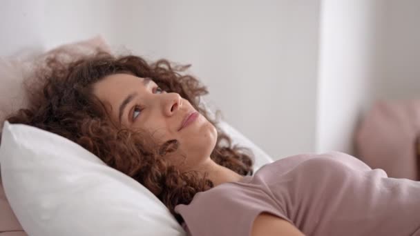 Πορτρέτο θηλυκό ξυπνήσει χρησιμοποιούν κινητό στο κρεβάτι — Αρχείο Βίντεο