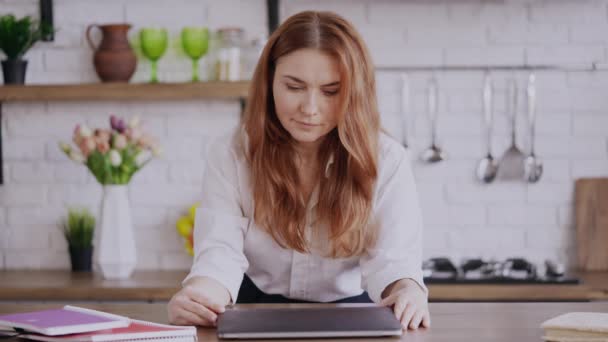 Businesswoman oglądanie wykładu edukacyjnego w domu — Wideo stockowe