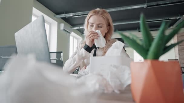 Businesswoman suffering from cold in the head — Stock Video