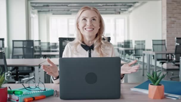 Mujer emocionada negociación reunión en línea — Vídeo de stock