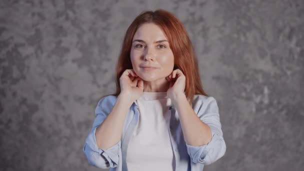 Tvář mladá červená hlava žena přední pohled — Stock video