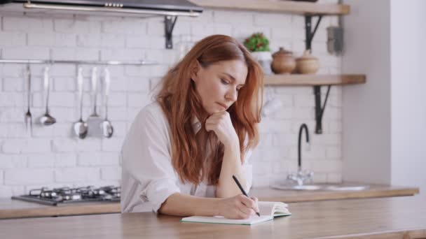 Жіночий почерк у щоденнику — стокове відео