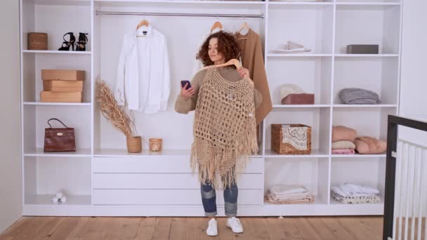 Feminino escolher roupas em casa — Vídeo de Stock