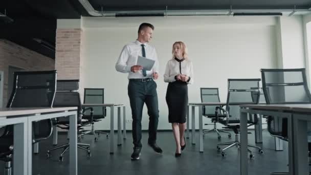 Réunion d'affaires dans un bureau vide — Video
