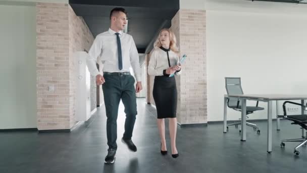 Affärspartners på nytt kontor — Stockvideo