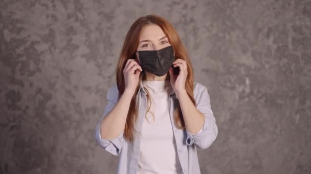 Ingwerweibchen posiert in medizinischer Maske — Stockvideo