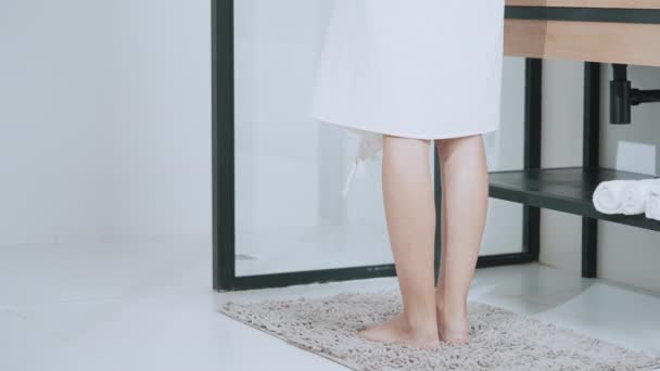 Kobieta piękne szczupłe nogi w kąpieli — Wideo stockowe