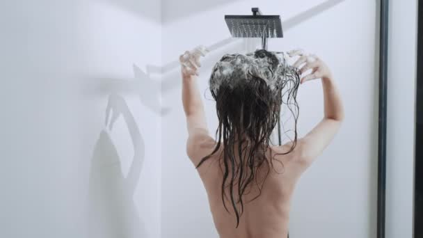 妇女在浴室洗澡 — 图库视频影像