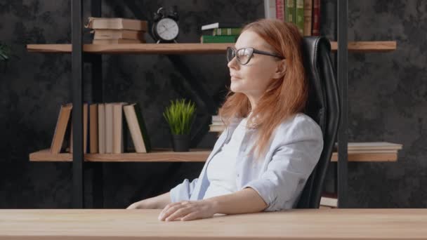 Joven hembra posando en apartamento — Vídeos de Stock